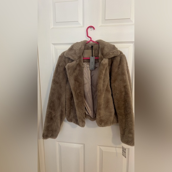Faux Fur Jacket in Frozen Daquiri
BLANKNYC SMALL NWT - Picture 4 of 9